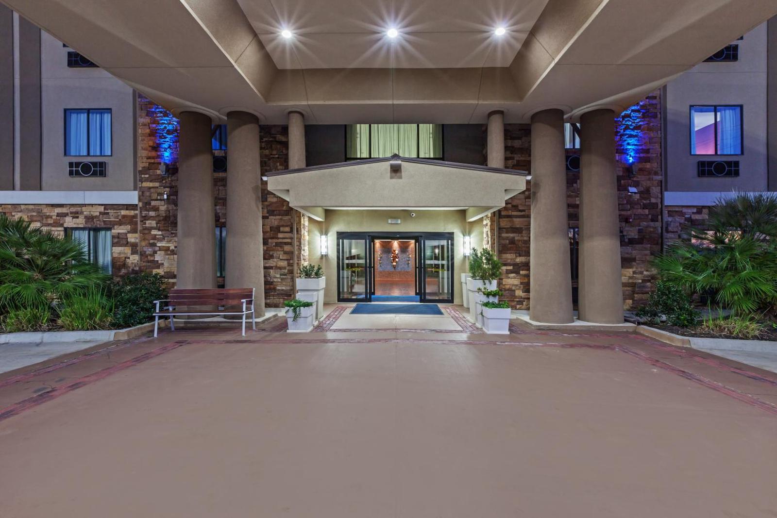 Holiday Inn Express & Suites Cleveland an IHG Hotel Main image 1